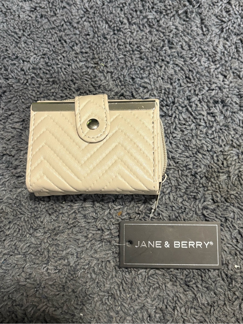 NWT Cream zigzag design Jane & Berry wallet